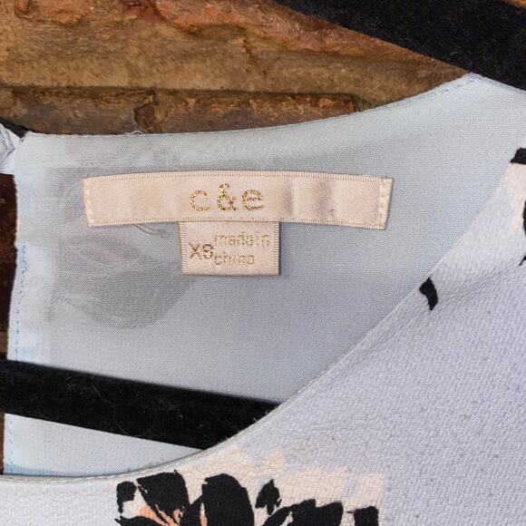 C & E Blue Hummingbird Floral Bell Sleeve Mini Shift Dress Women's Size XS - Picture 4 of 6